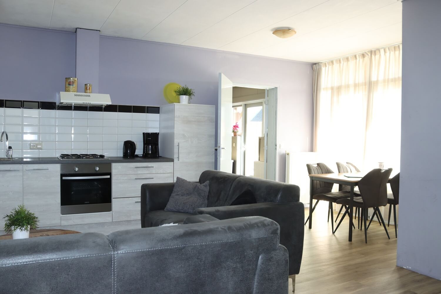 Het is mogelijk het 11 en 6 persoons appartement te koppelen zodat er een accommodatie ontstaat Voor 17 personen. Dan is er extra gemak.
Dit is de woongedeelte met de deur om het 11 en 6 persoons appartement te koppelen.