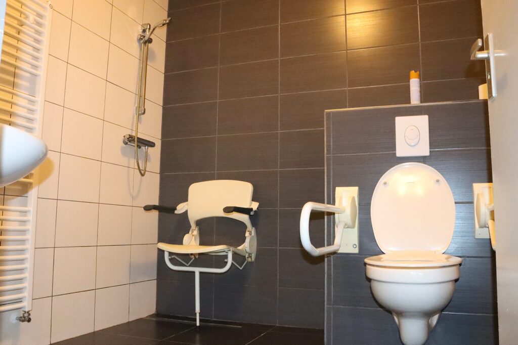 Mindervaliden douche met toilet.
