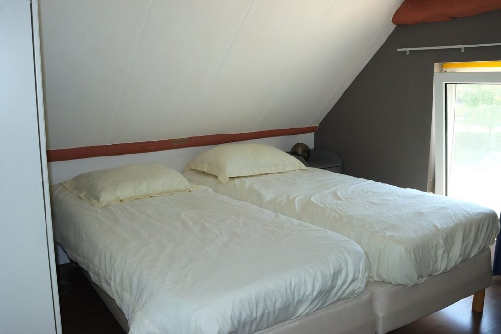 Slaapkamer met wasbak.