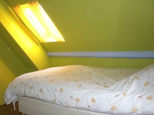 Slaapkamer voor 1 persoon ingericht.