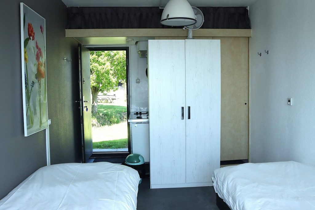 Keukentje, kast en douche met toilet achter de schuifdeur.