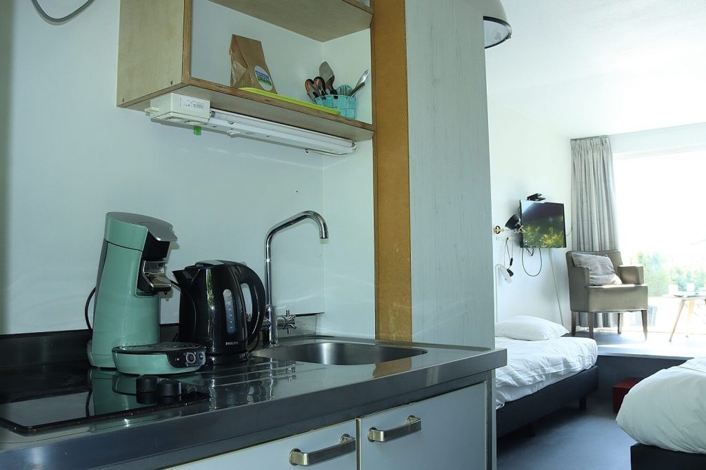 Keuken met senseo, kookplaatje en waterkoker